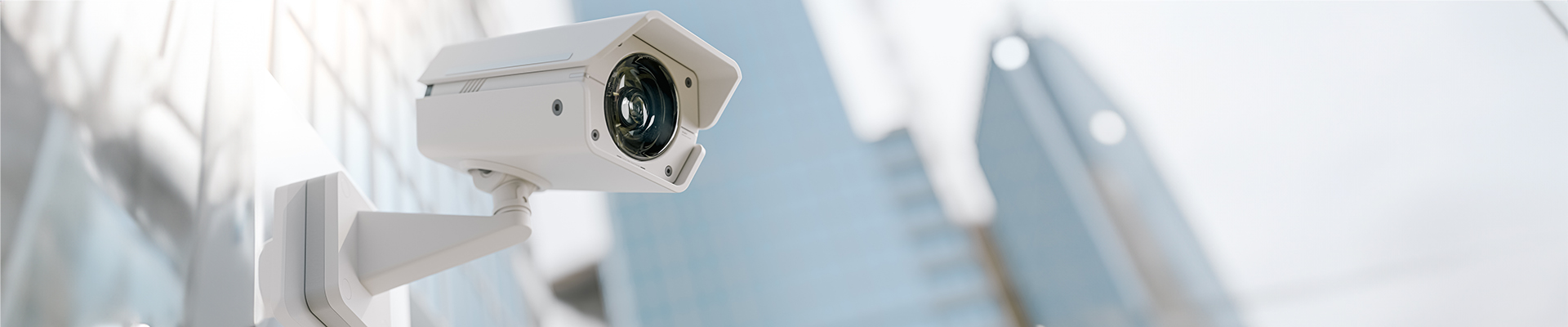 Kameca CCTV na budynku w nieostrości