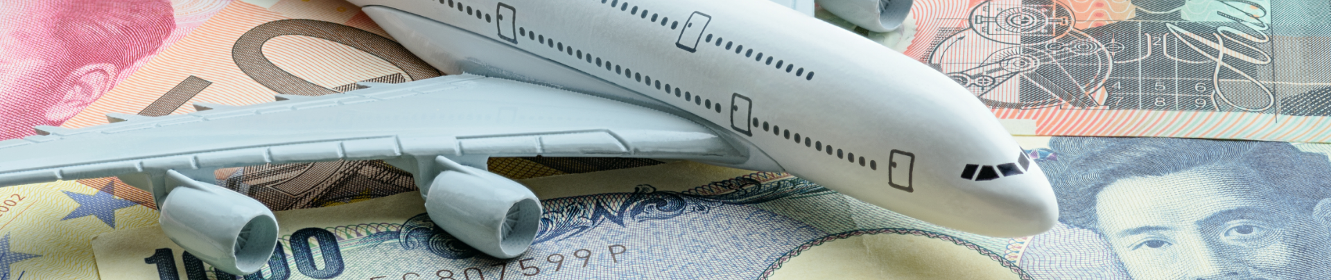 Makieta samolotu na tle banknotów