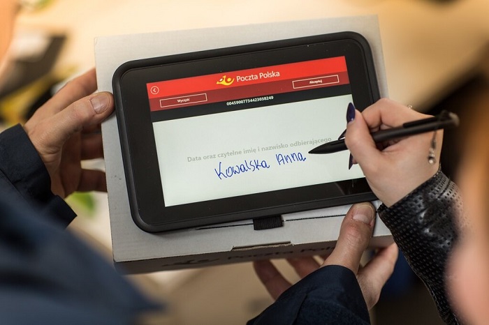  20 tysięcy listonoszy z aplikacją Mobilny Bankowiec na tablecie 