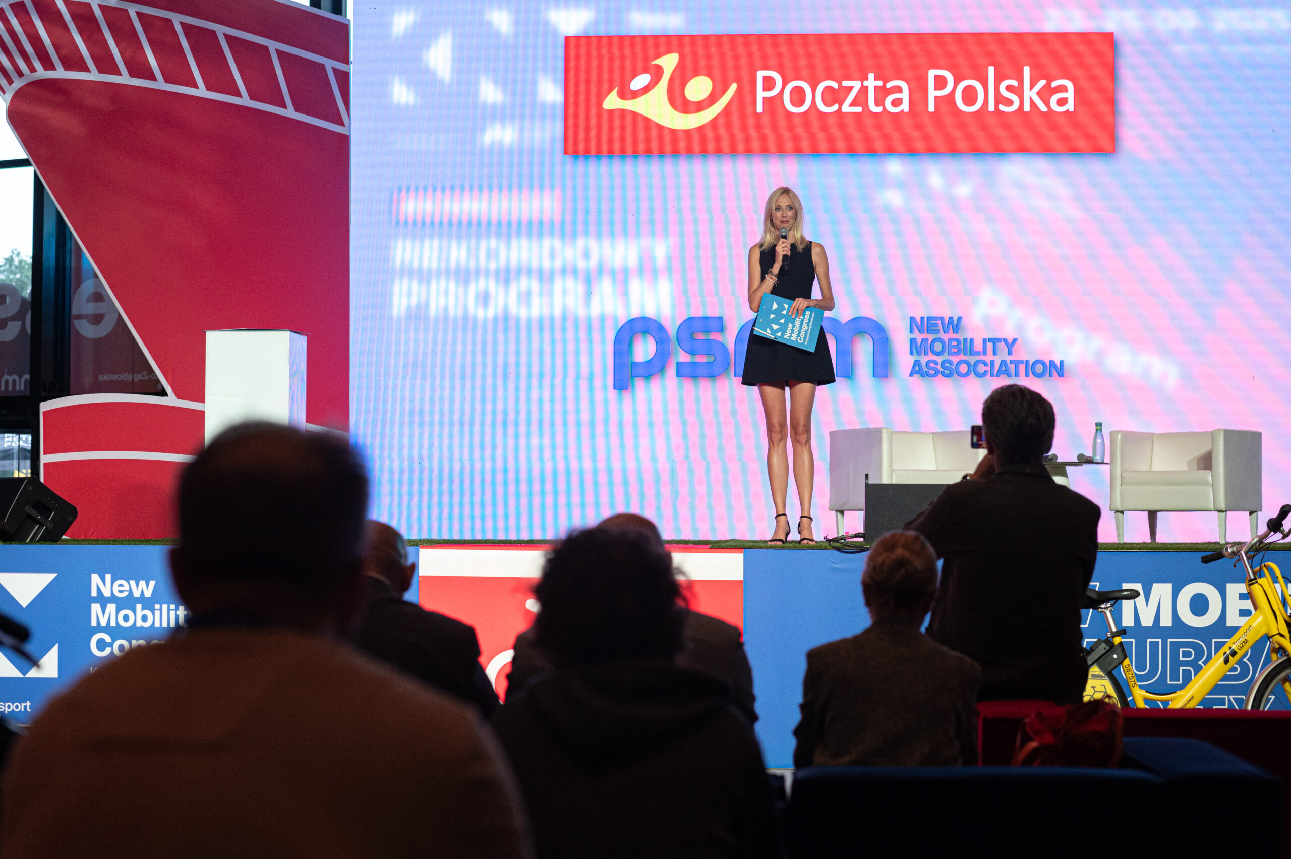 prezes podpisuje umowę