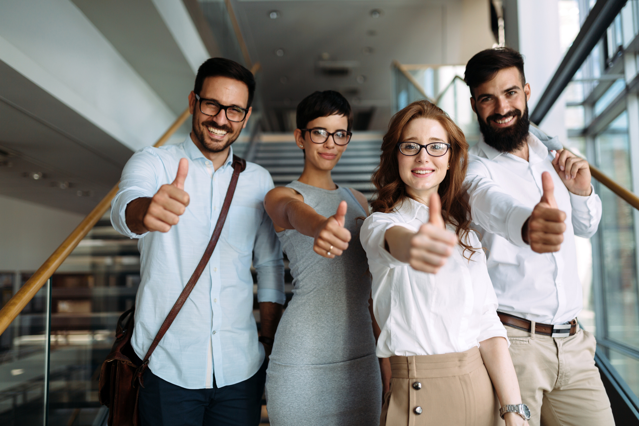 Portret odnoszącego sukcesy młodego zespołu biznesowego