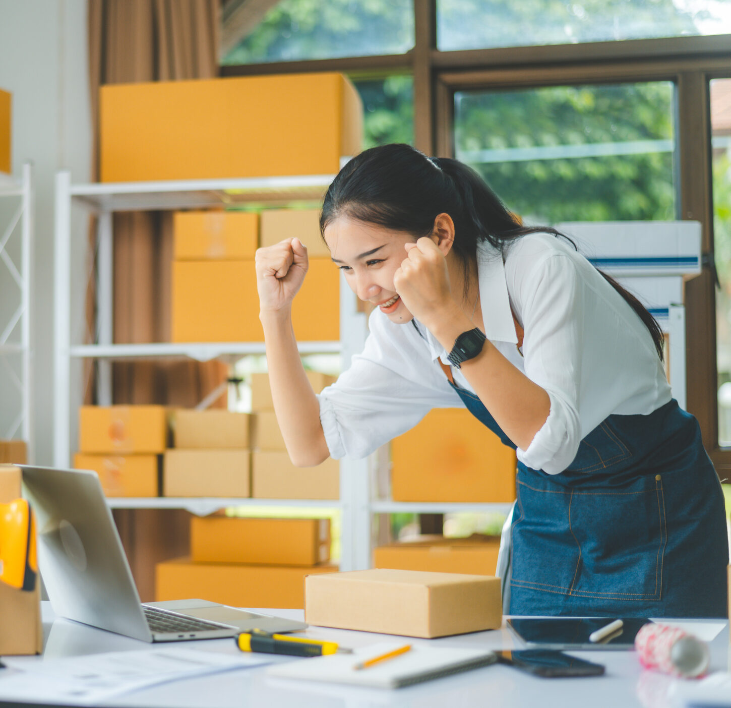 Właściciele małych firm i sprzedawcy internetowi cieszą się z napływających zamówień od klientów online. Koncepcja zakupów przez Internet