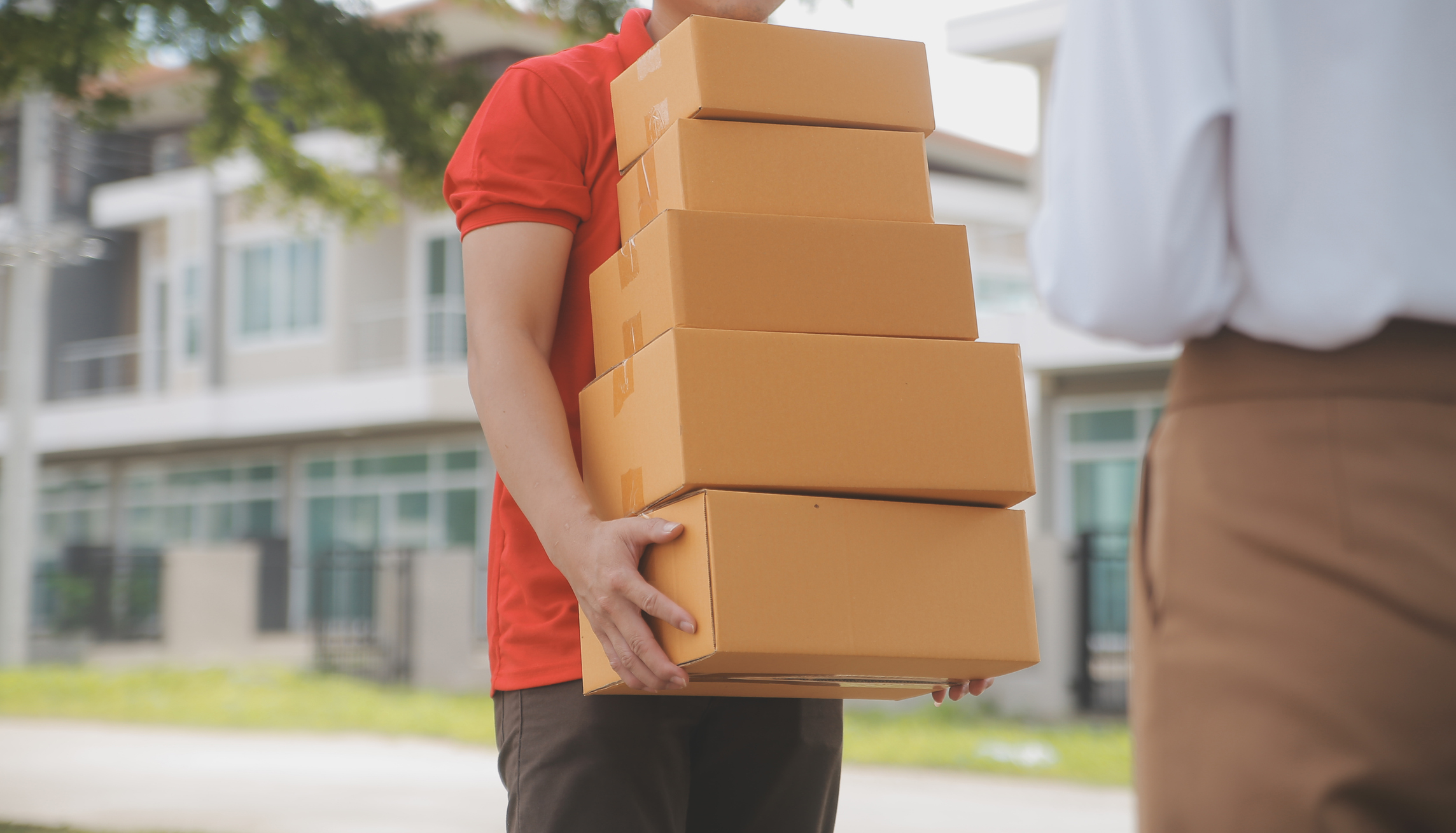 kurier niosący przesyłki