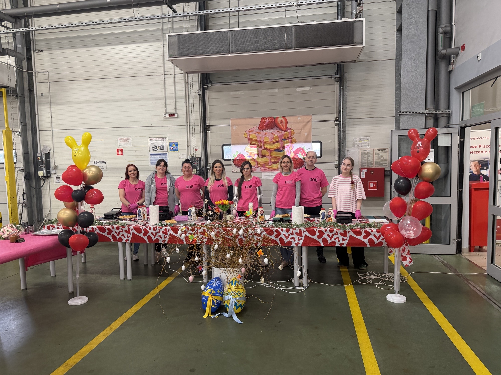 zdjęcie pracowników przy zaranżowanym stoisku