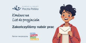 chłopiec trzymający kopertę w rękach