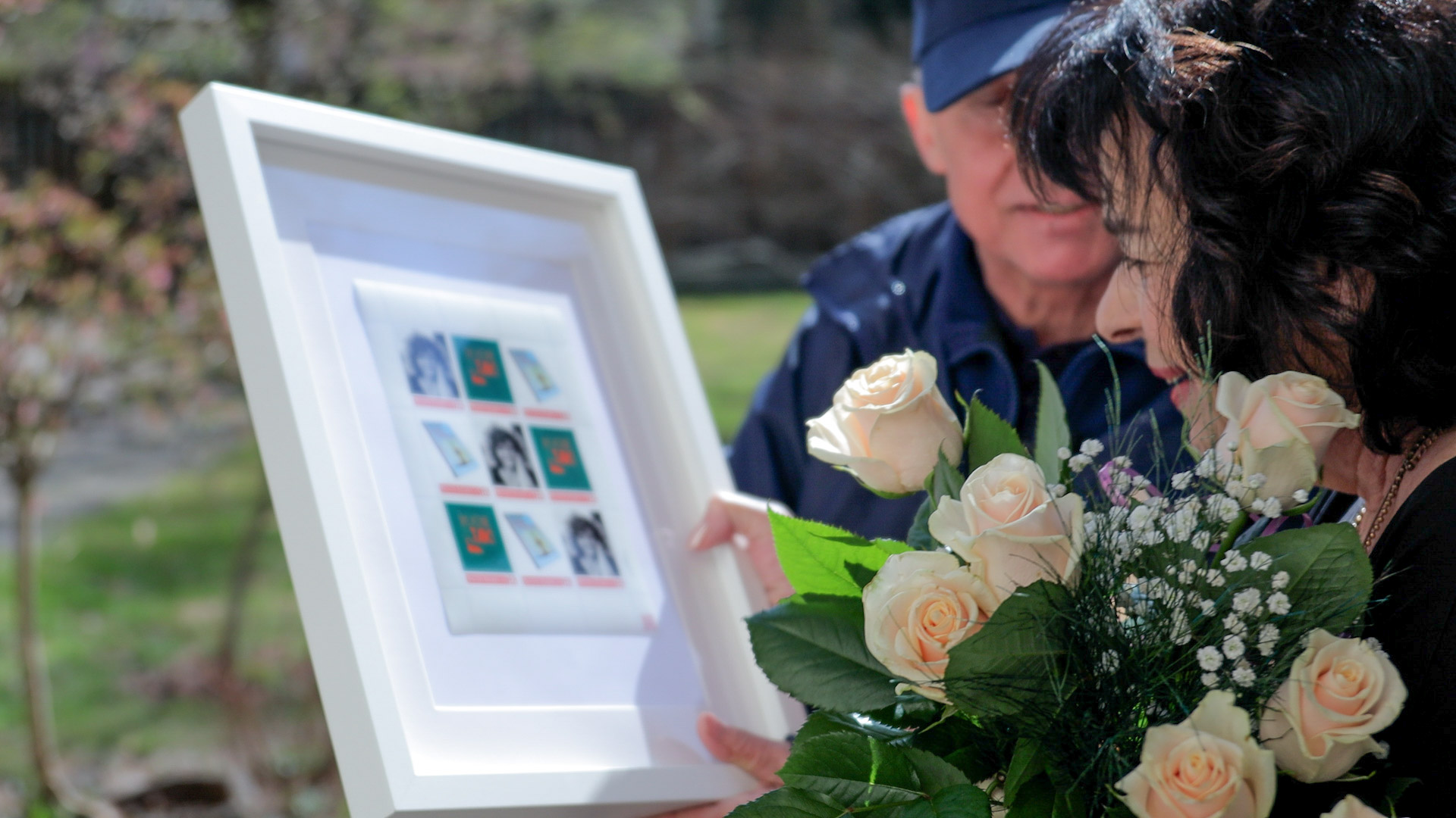 katarzyna Grochola z listonoszem